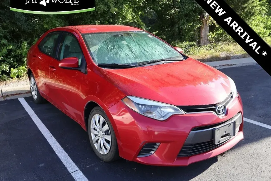 2015 Toyota Corolla LE photo 1