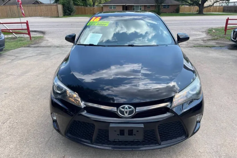 2016 Toyota Camry SE photo 1