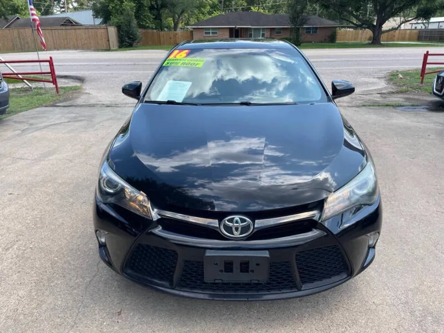 2016 Toyota Camry SE photo 1
