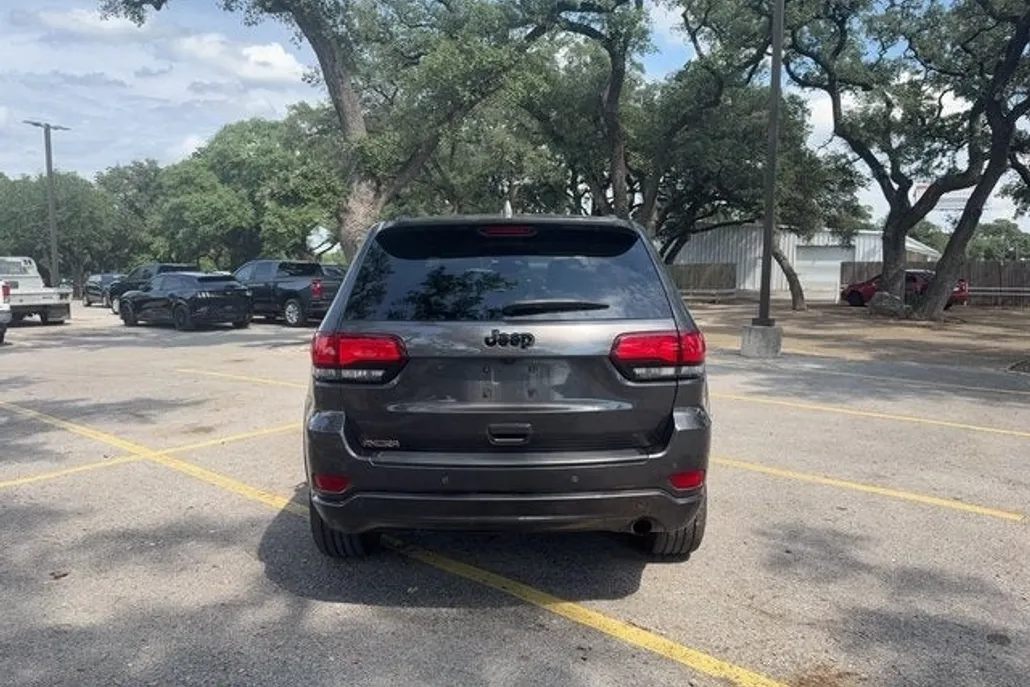 2020 Jeep Grand Cherokee Laredo photo 1