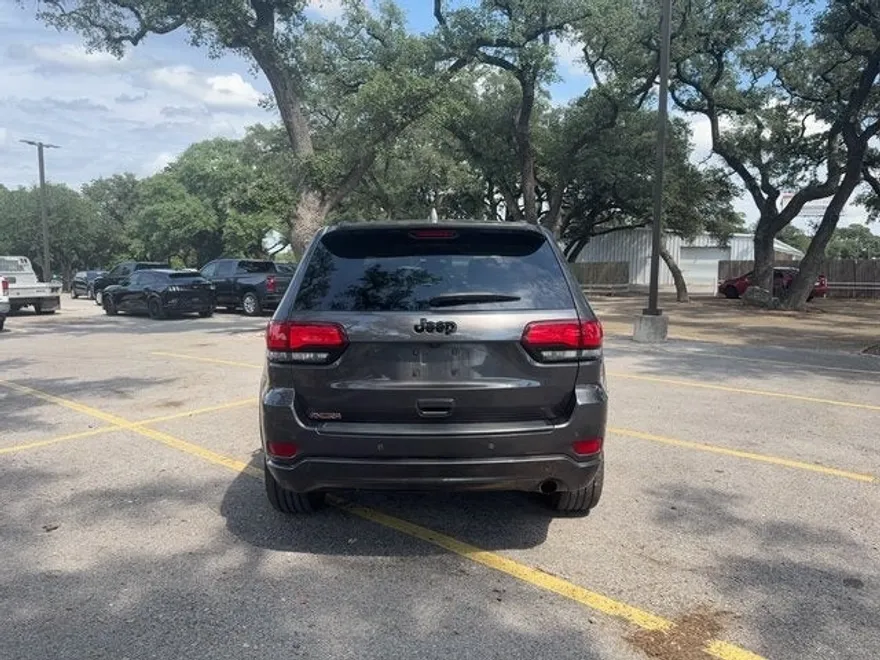 2020 Jeep Grand Cherokee Laredo photo 1