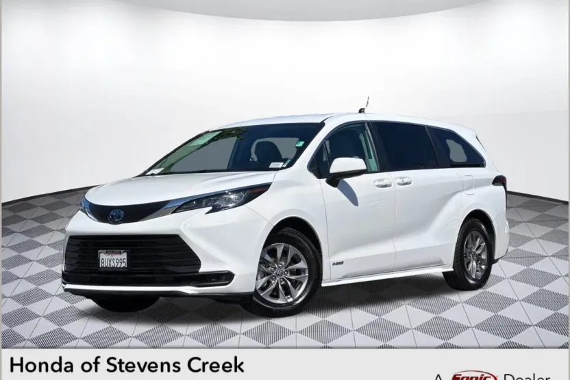 2021 Toyota Sienna LE photo 1