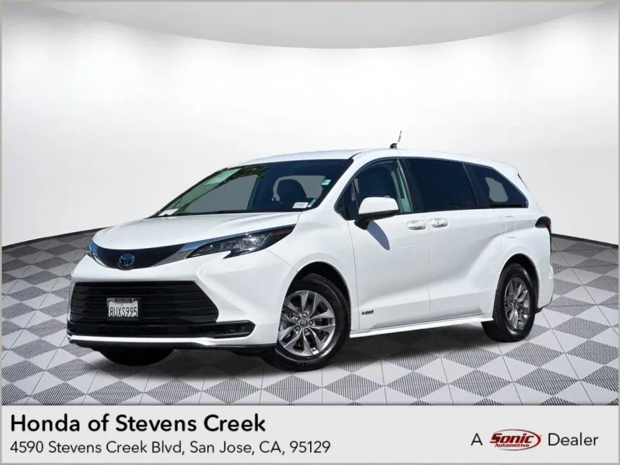 2021 Toyota Sienna LE photo 1