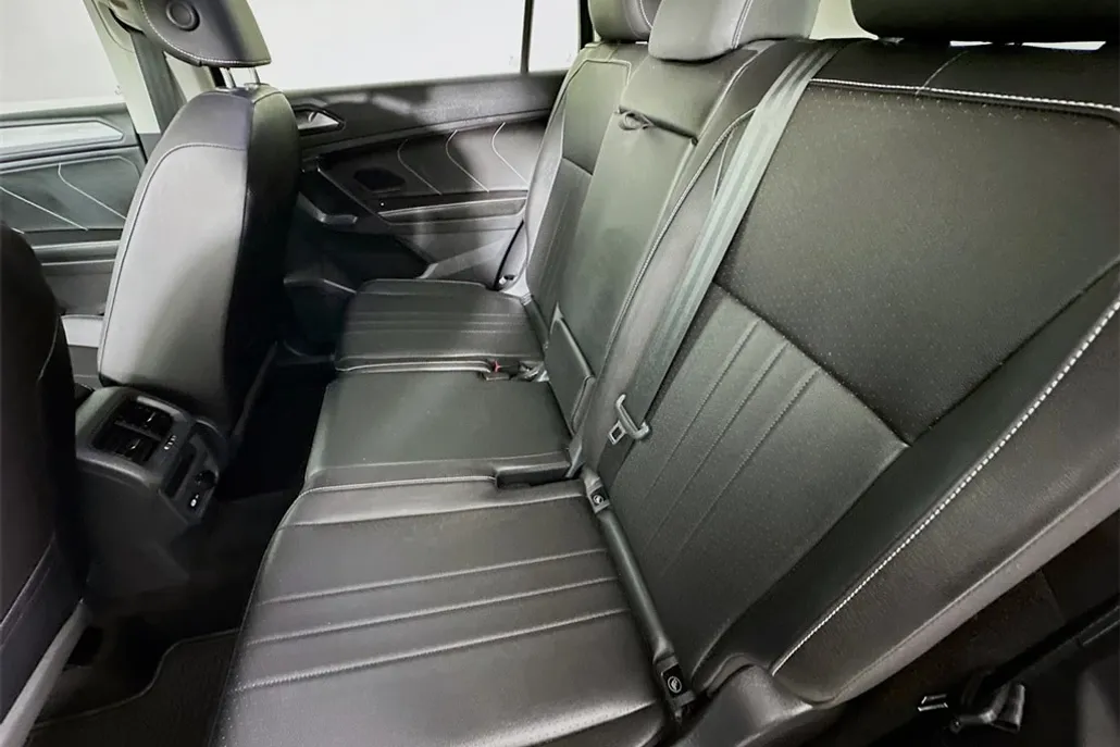 2023 Volkswagen Tiguan SE photo 1