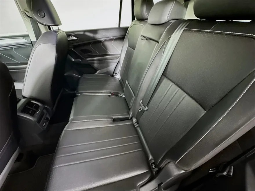2023 Volkswagen Tiguan SE photo 1