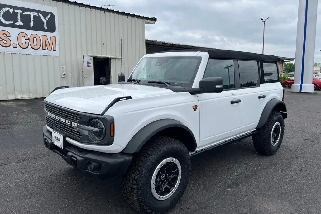 2023 Ford Bronco Badlands photo 1