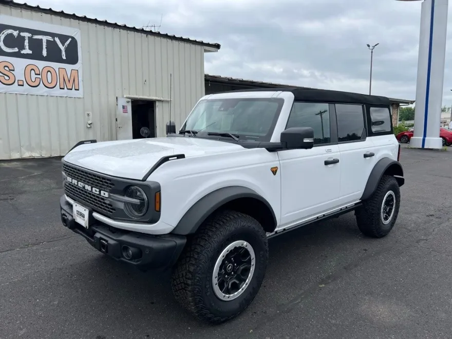 2023 Ford Bronco Badlands photo 1