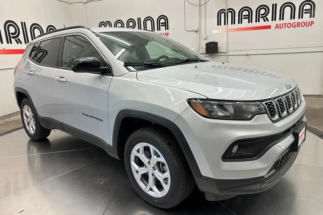 2024 Jeep Compass Latitude photo 1