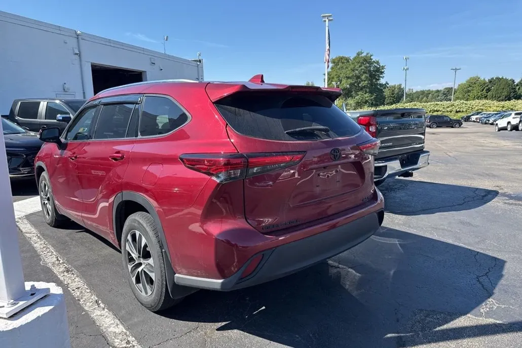 2021 Toyota Highlander XLE photo 1