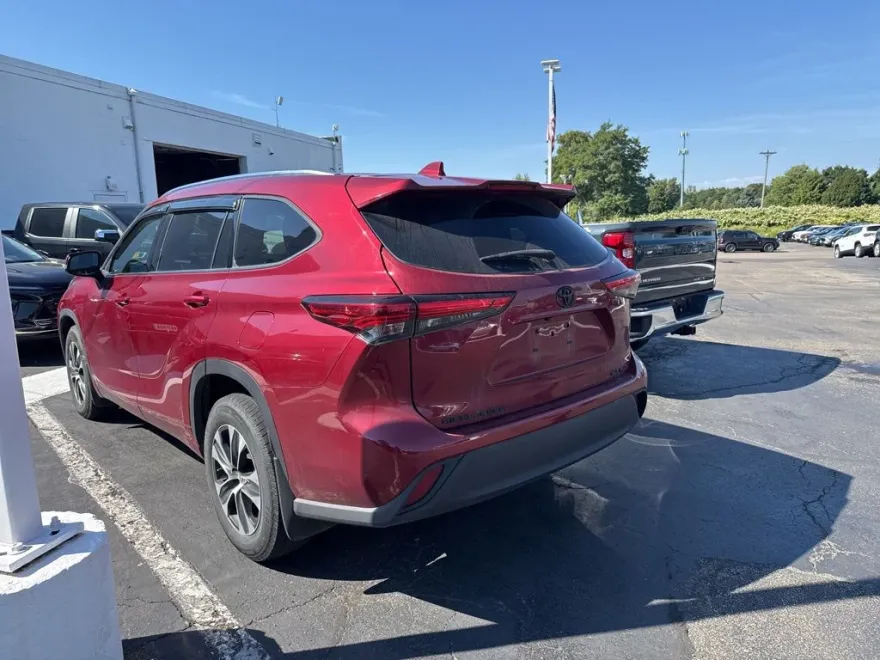 2021 Toyota Highlander XLE photo 1