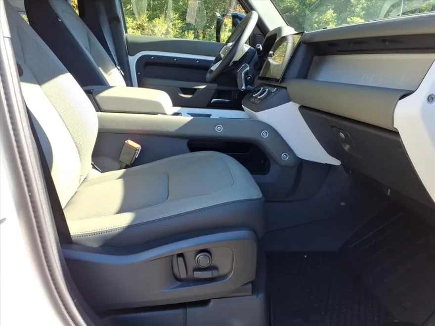 2026 Land Rover Defender 110 photo 1