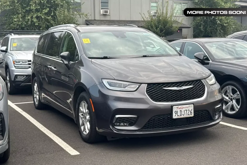 2021 Chrysler Pacifica Touring L photo 1