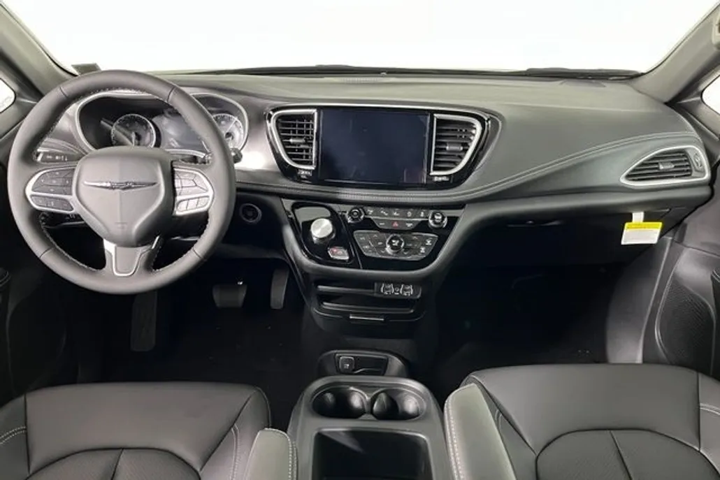 2025 Chrysler Pacifica photo 1