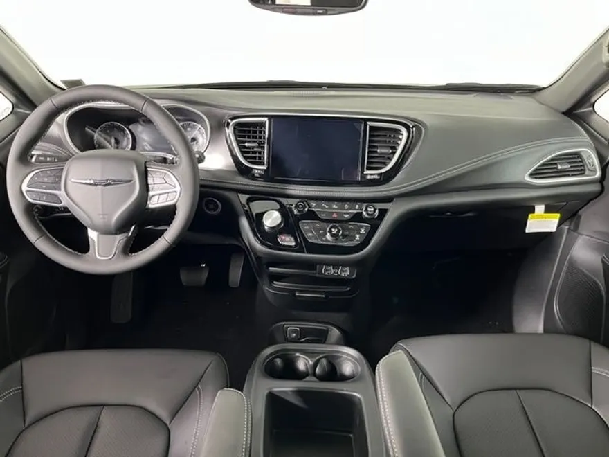 2025 Chrysler Pacifica photo 1