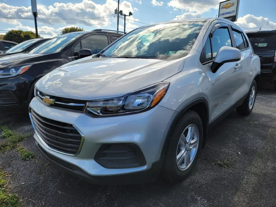 2021 Chevrolet Trax LS photo 1