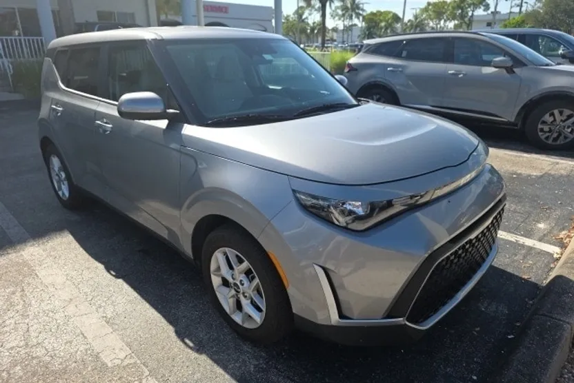 2023 Kia Soul LX photo 1