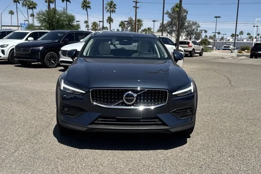 2025 Volvo V60 Cross Country B5 Plus photo 1