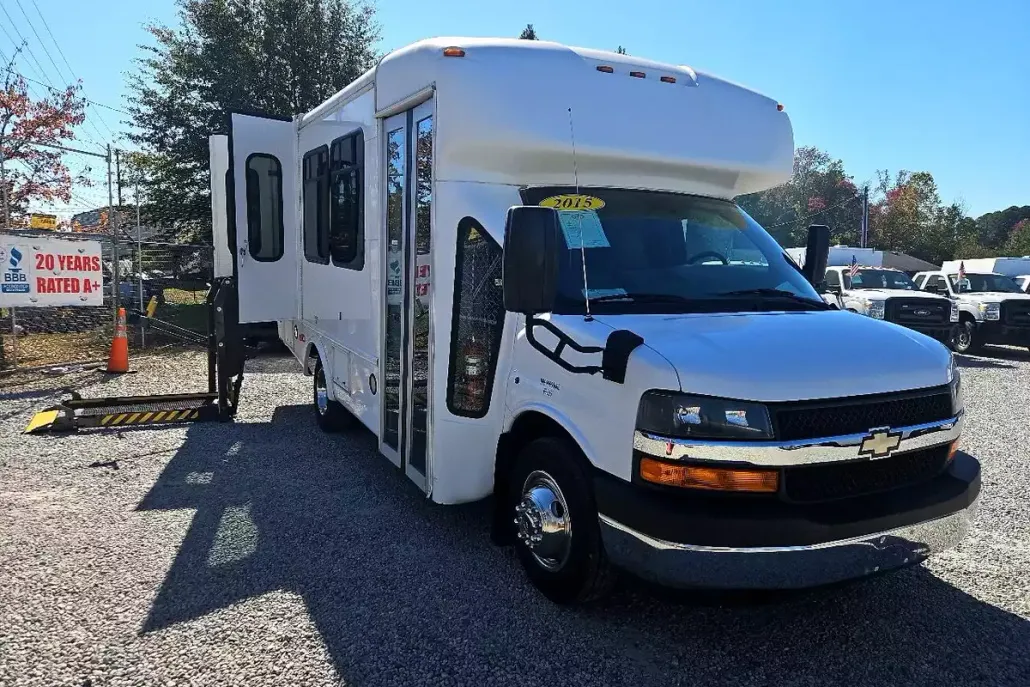 2015 Chevrolet Express Cutaway photo 1