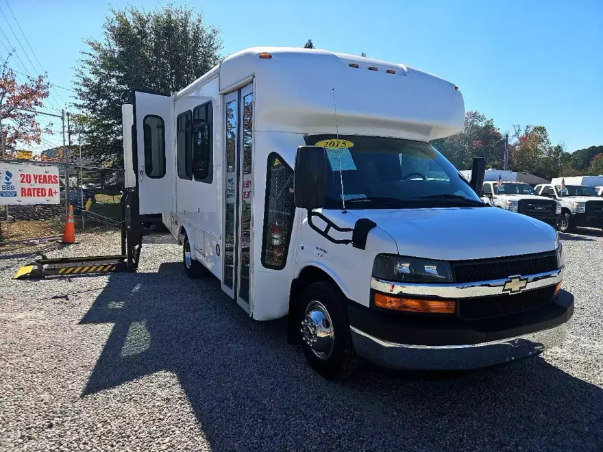 2015 Chevrolet Express Cutaway photo 1