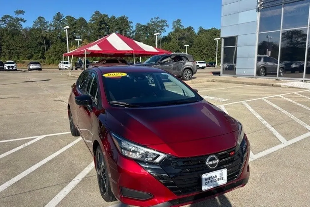 2025 Nissan Versa 1.6 SR photo 1