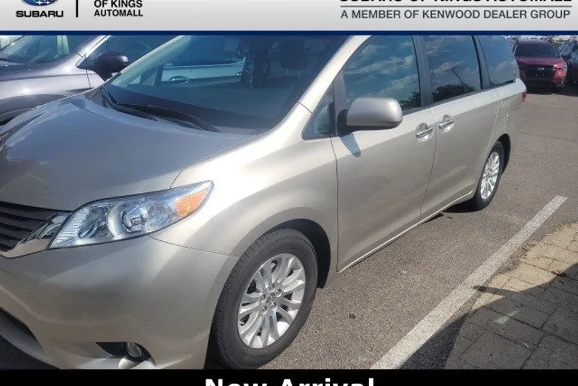 2015 Toyota Sienna XLE photo 1