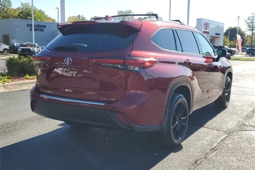 2020 Toyota Highlander XLE photo 1