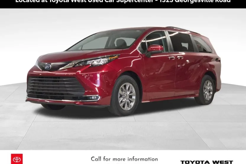 2023 Toyota Sienna XLE photo 1