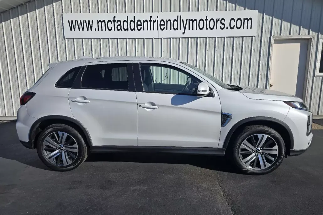 2024 Mitsubishi Outlander ES LE SE photo 1