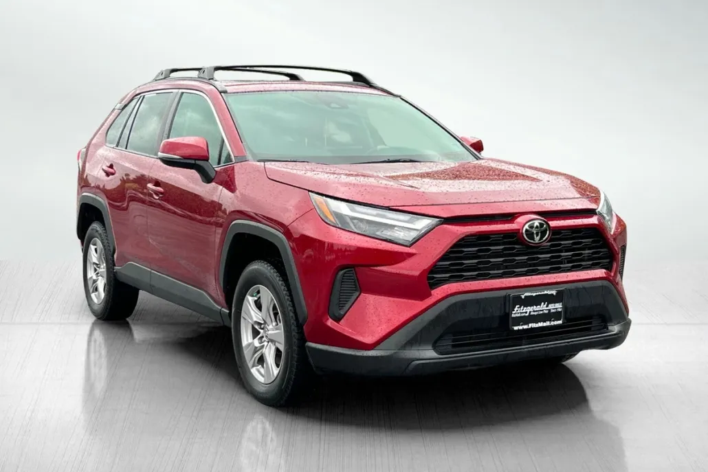 2023 Toyota RAV4 XLE photo 1