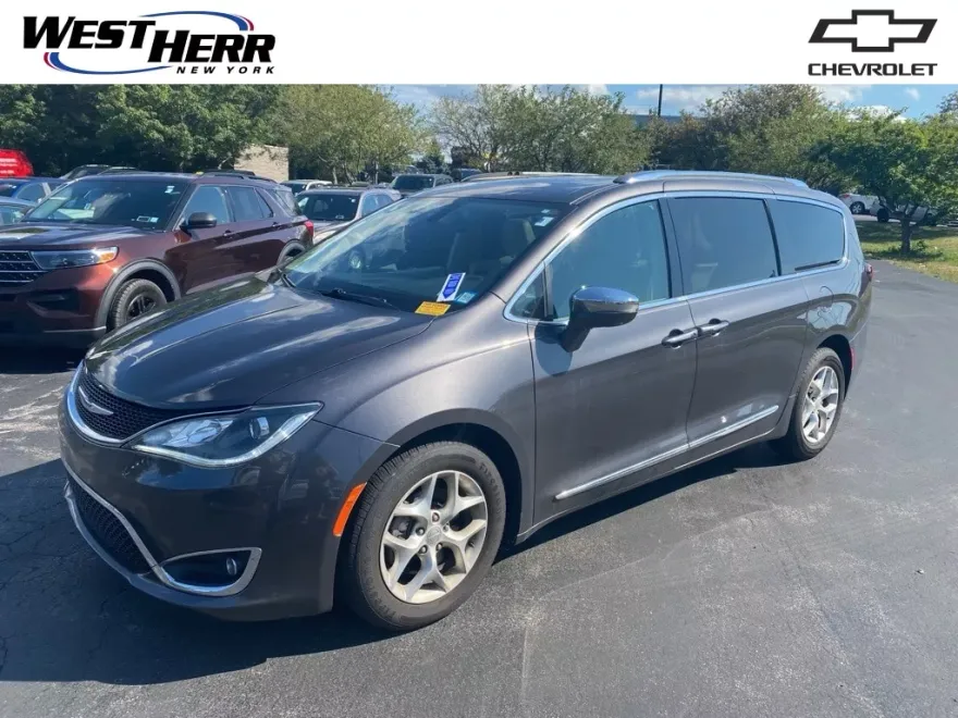 2020 Chrysler Pacifica Limited photo 1