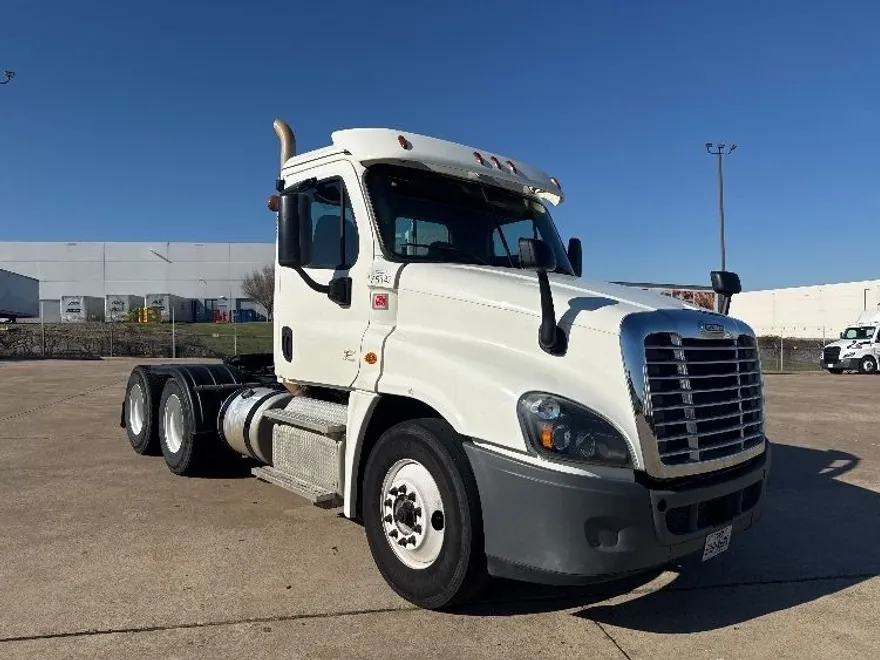 2018 Freightliner Cascadia 125" Sleeper Cab photo 1