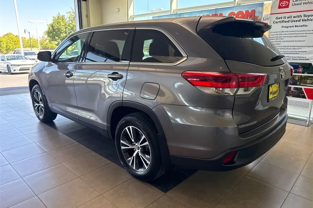 2019 Toyota Highlander LE Plus photo 1