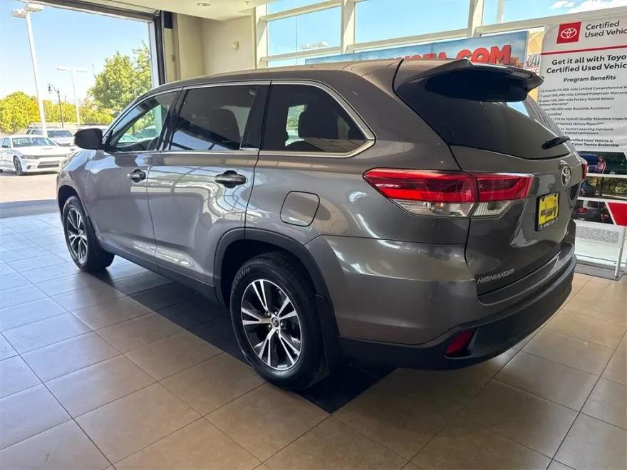 2019 Toyota Highlander LE Plus photo 1