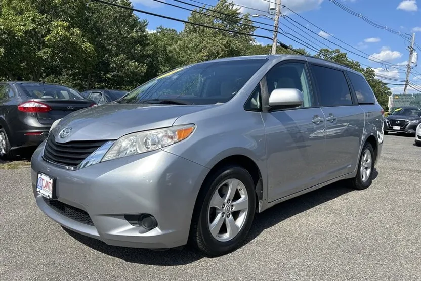 2011 Toyota Sienna LE photo 1