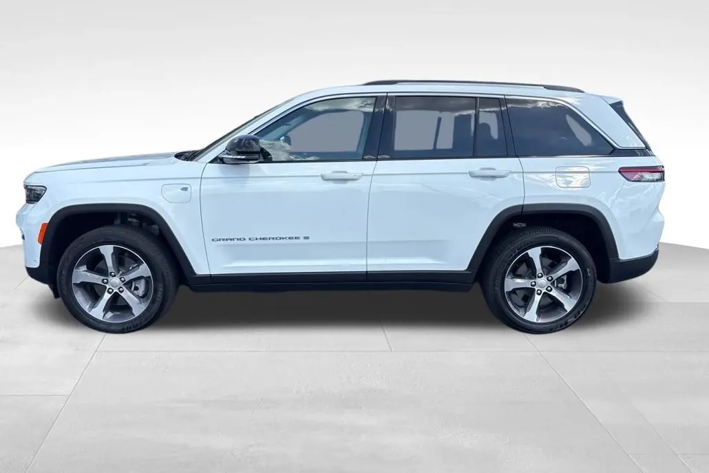 2023 Jeep Cherokee 4xe photo 1