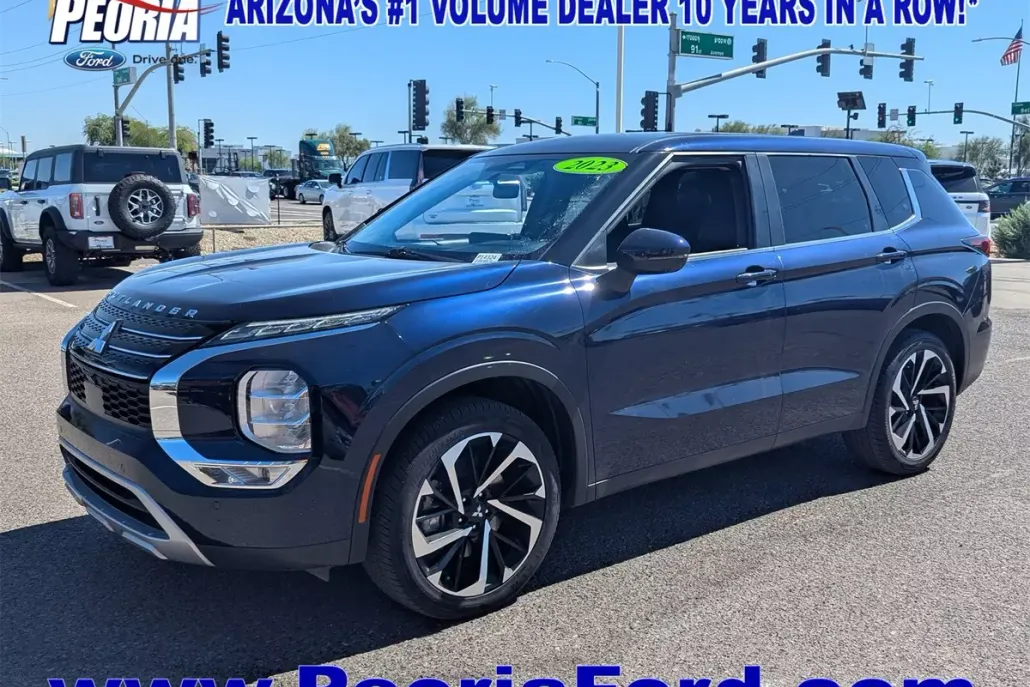 2023 Mitsubishi Outlander SE photo 1