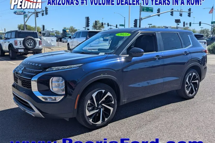 2023 Mitsubishi Outlander SE photo 1