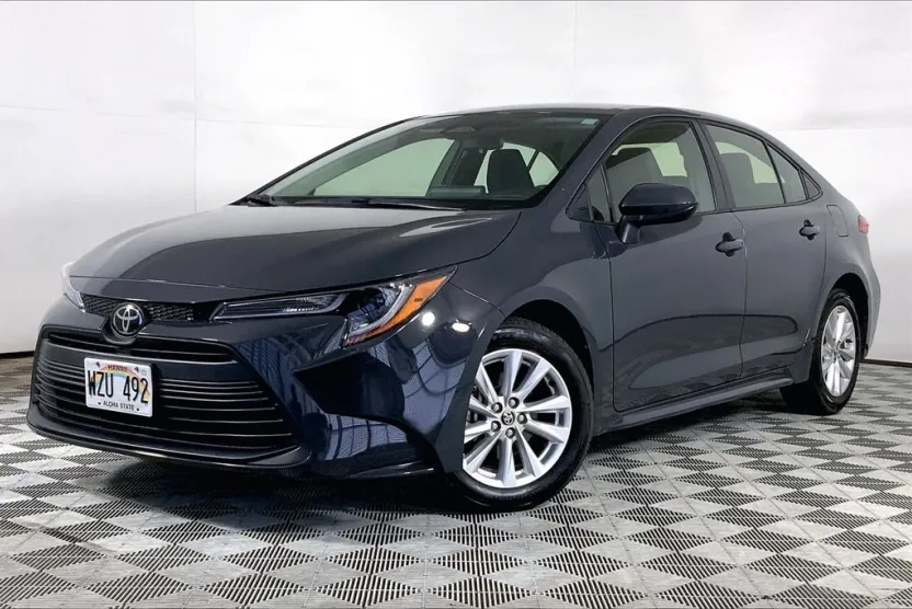 2024 Toyota Corolla LE photo 1