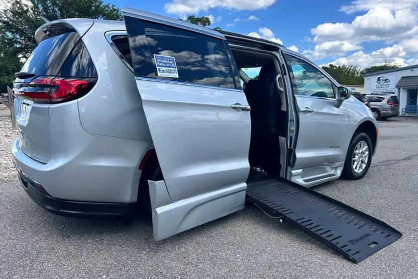 2022 Chrysler Pacifica Touring L photo 1