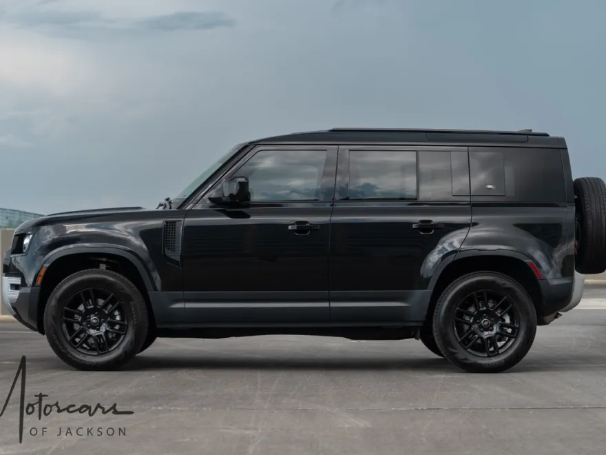2023 Land Rover Defender 110 S photo 1