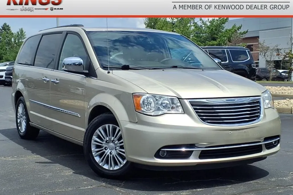 2015 Chrysler Town & Country photo 1