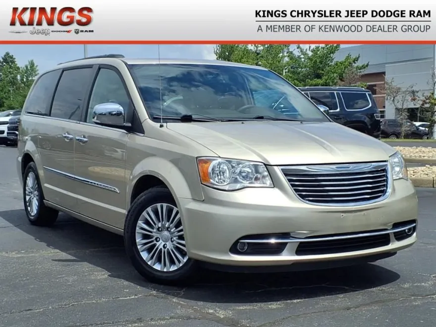 2015 Chrysler Town & Country photo 1