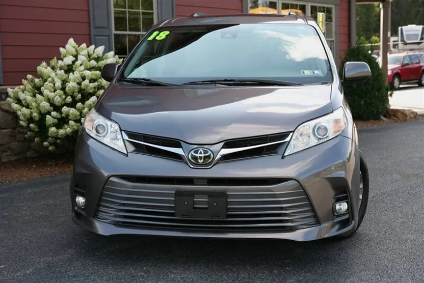 2018 Toyota Sienna XLE photo 1