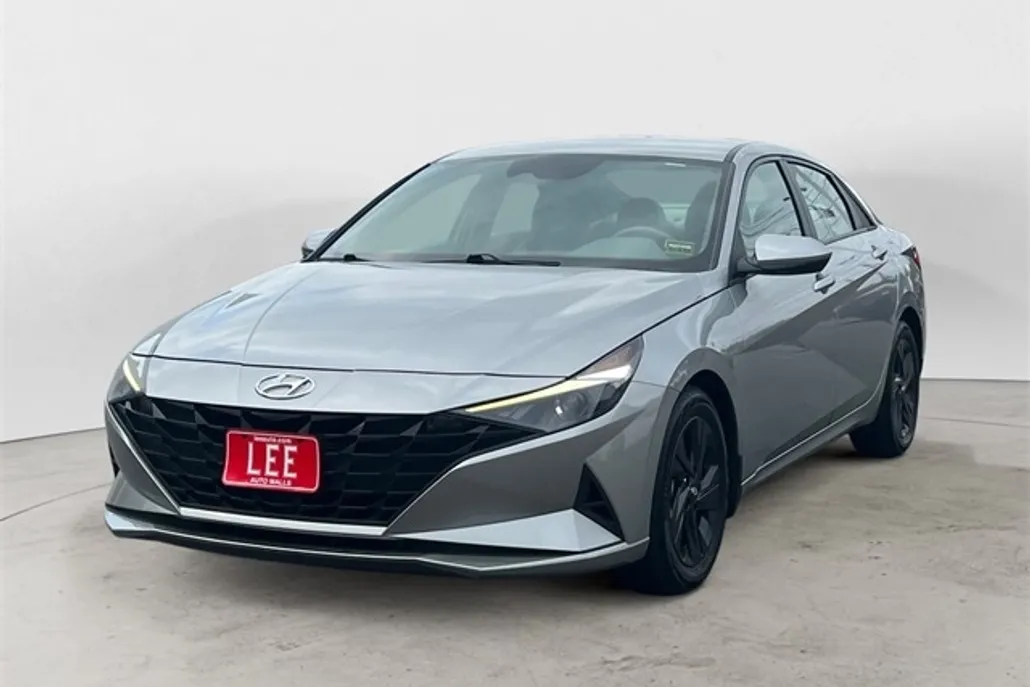 2022 Hyundai Elantra SEL Convenience photo 1