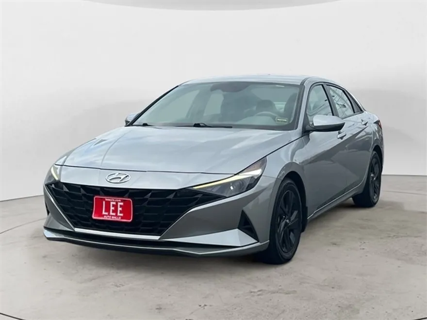 2022 Hyundai Elantra SEL Convenience photo 1