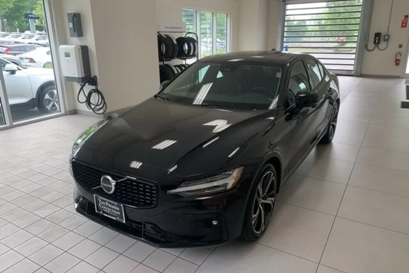 2025 Volvo S60 B5 Plus photo 1