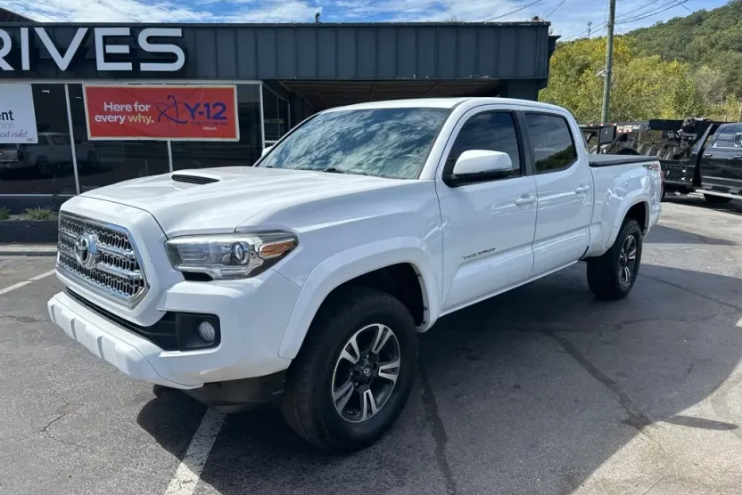 2017 Toyota Tacoma SR5 Double Cab V6 4x4 photo 1