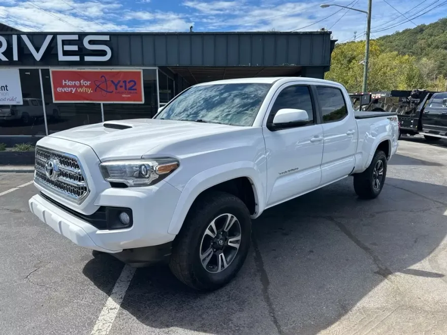 2017 Toyota Tacoma SR5 Double Cab V6 4x4 photo 1