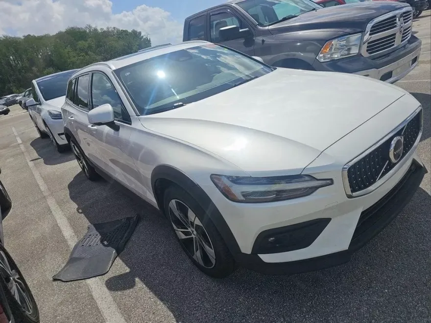 2024 Volvo V60 Cross Country B5 Plus photo 1