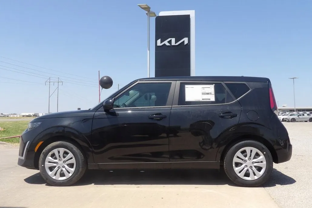 2025 Kia Soul LX photo 1